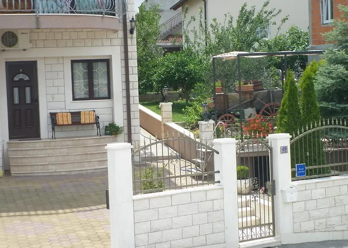 Apartman Ivona 2 *