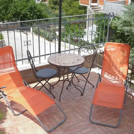 Apartman Ivona 2 *