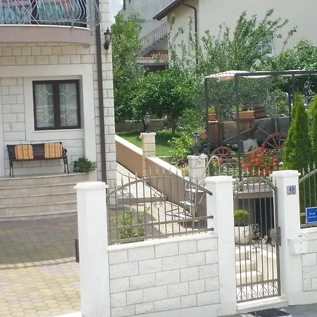 Apartman Ivona 2 *