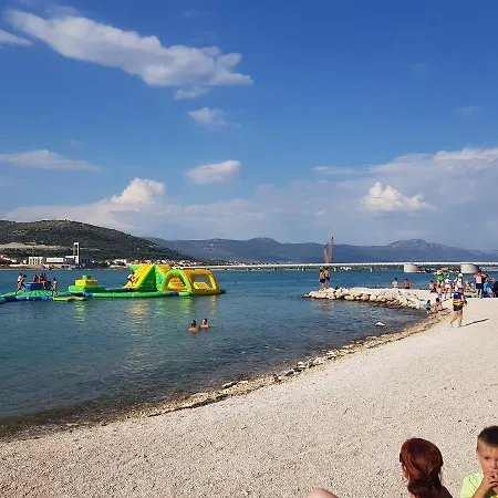 アパート Ivona 2 トロギール